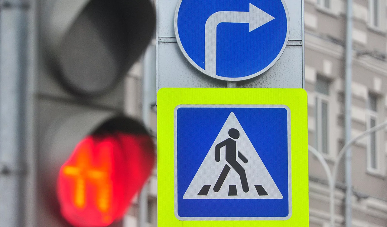 Что имеет приоритет в Правилах дорожного движения: дорожные знаки или светофоры?